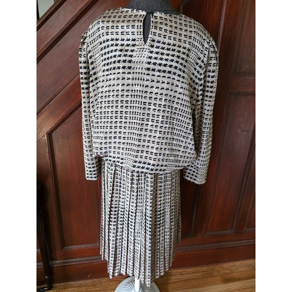 Vintage V.I.P. Plus Womens Dress Pattern Pleated Skirt Black & Beige Size 20